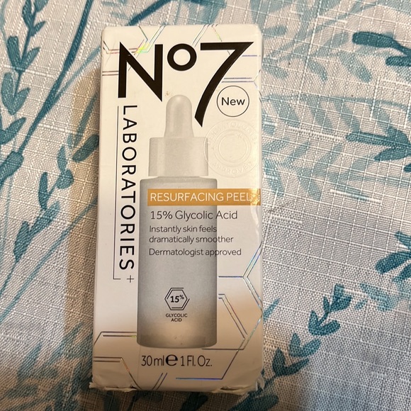 No7
Laboratories Resurfacing Peel 15% Glycolic Acid - Picture 6 of 9